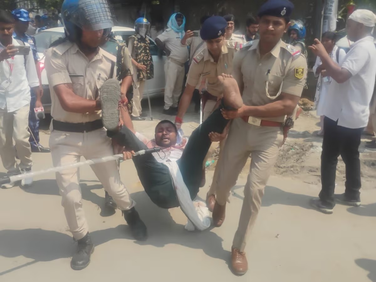 TRE-4 विज्ञापन की मांग पर पटना में बवाल, अभ्यर्थियों पर लाठीचार्ज; छात्राओं समेत कई घायल