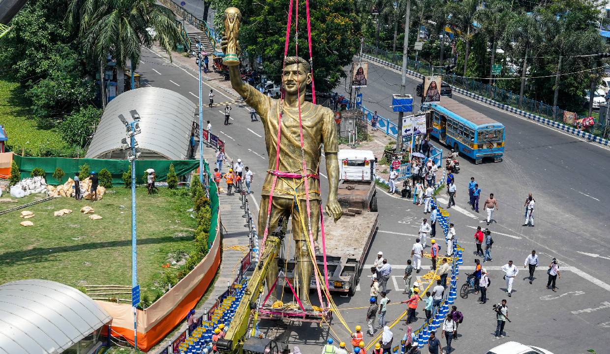 Lionel Messi Statue Removed In Kolkata: कोलकाता से हटाई गई मेसी की 70 फीट ऊंची प्रतिमा, जानिए क्या है पूरा मामला?