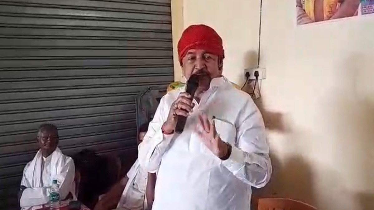 अफसर नहीं आया तो विधायक जी का सातवें आसमान पर पहुंचा पारा! मंच से माइक थाम दीं भद्दी-भद्दी गालियां, VIDEO वायरल