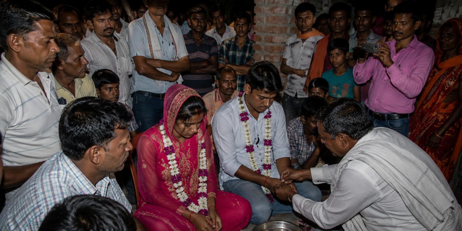 रात के अंधेरे में मिलने पहुंचे प्रेमी युगल, ग्रामीणों ने पकड़ा; पहले लाठी-डंडों से की पिटाई, फिर कराई सगाई